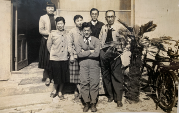 1960年代後半、戦後の復興を支えた生産基盤を礎に、三田尻化学は次なるステージへ。 中興の祖・岡村芳雄の指揮のもと、伝統的な無機化学の枠を超え、「技術による多角化」が本格的に始まりました。